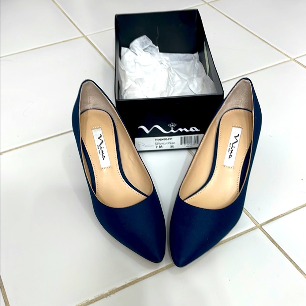 NINA60 Classic Pointed-Toe Pump like new